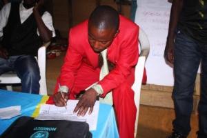 Le chef de groupement de Bakondjo entrain de signe l'acte d'engagement